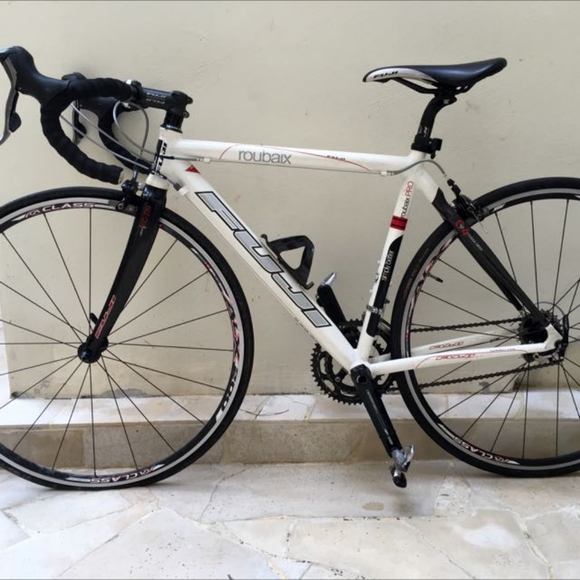 2009 Fuji Roubaix Pro Road Bike -52m European performance race bike- - Picture 3 of 7